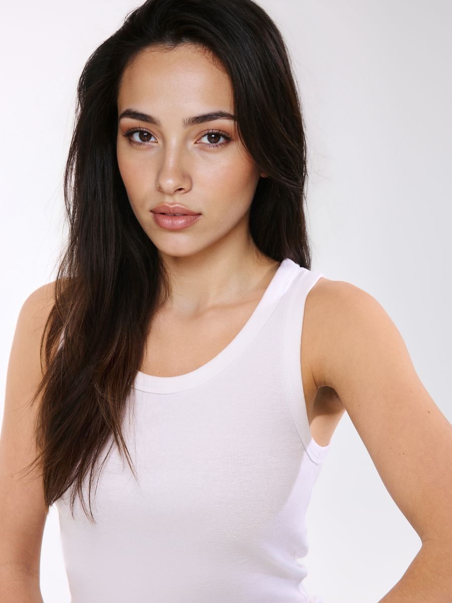 Biały dopasowany top