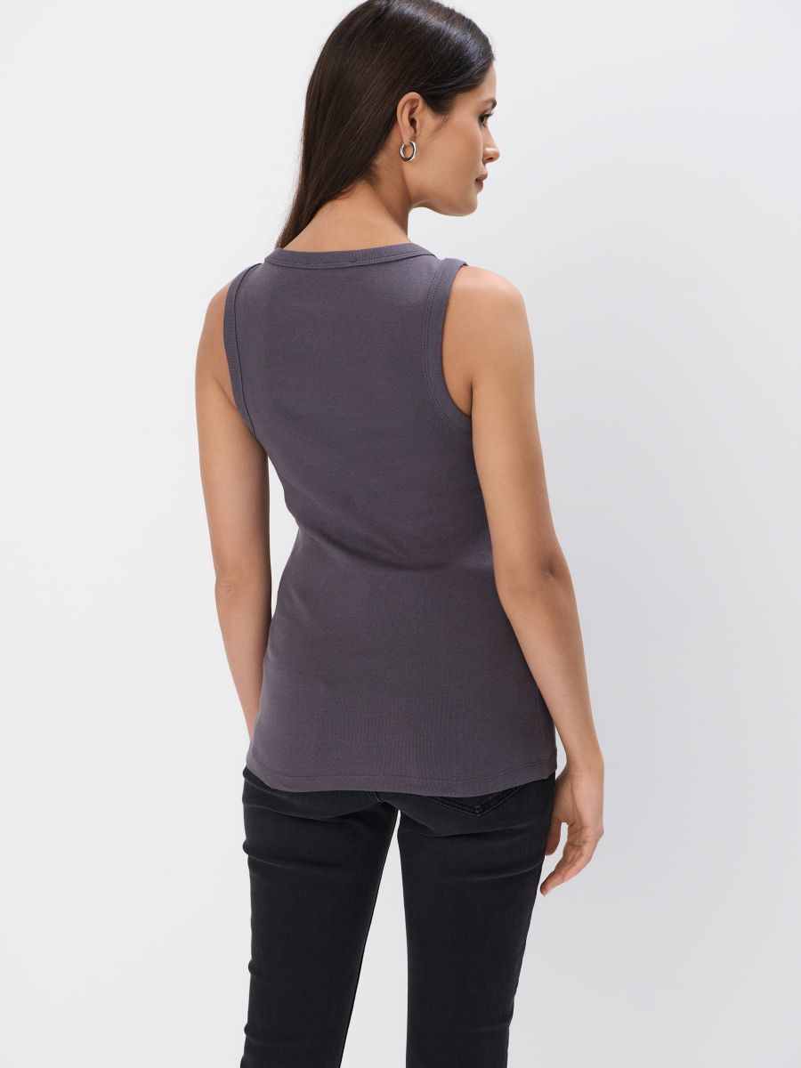 Biały dopasowany top