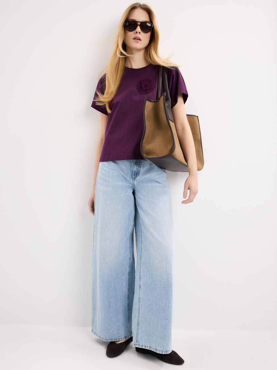 T-shirt z kwiatową aplikacją