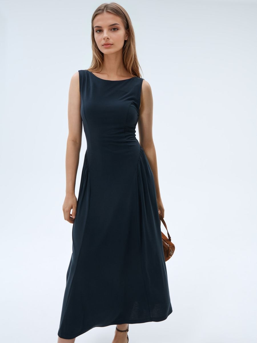 Czarna sukienka midi na ramiączkach