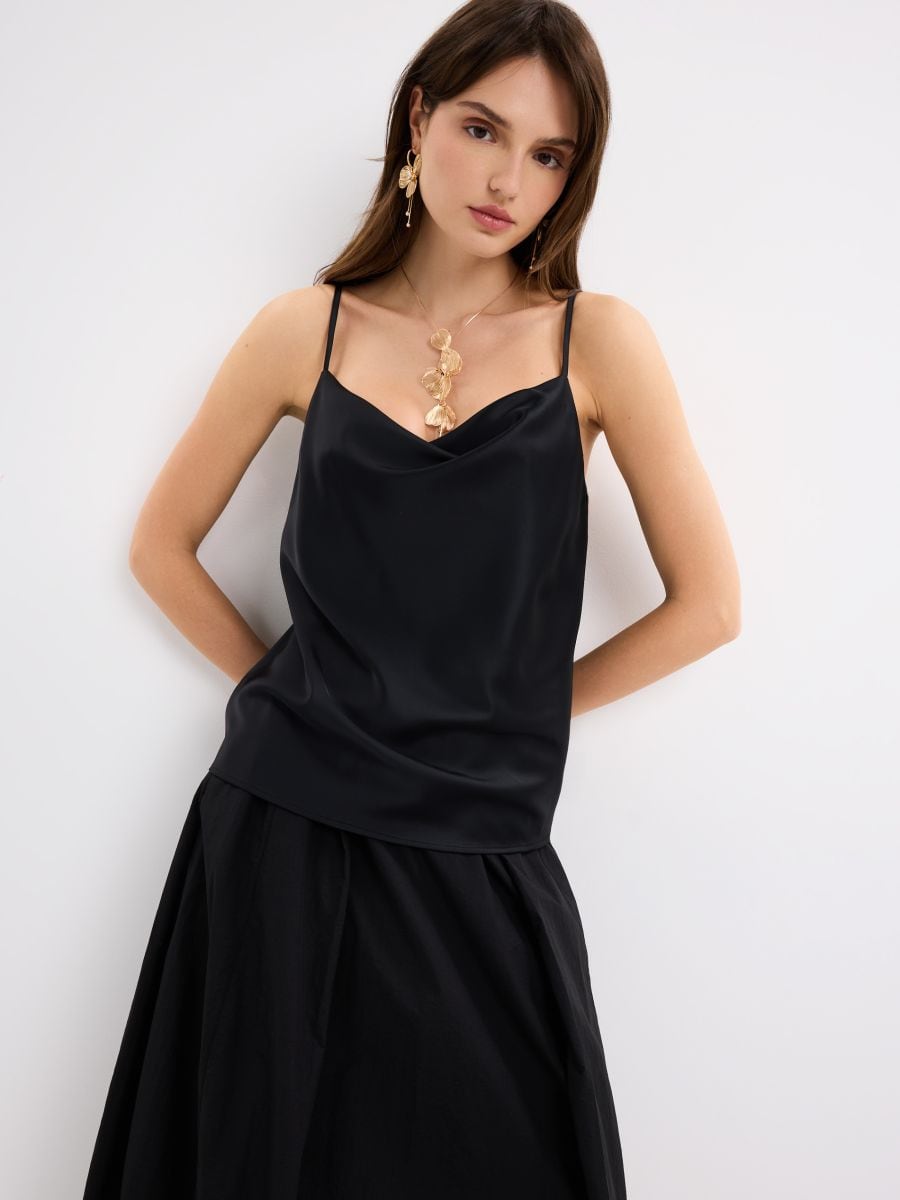 Top z lejącym dekoltem