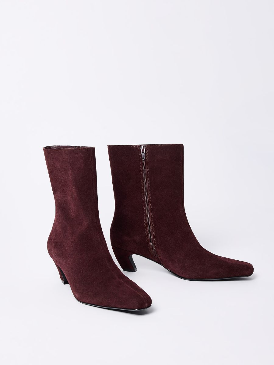 Zamszowe botki na obcasie