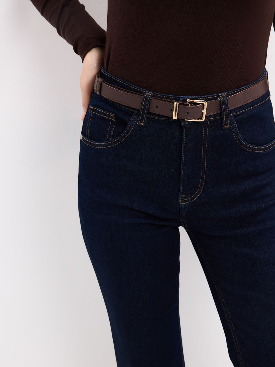 Jeansy bootcut z paskiem