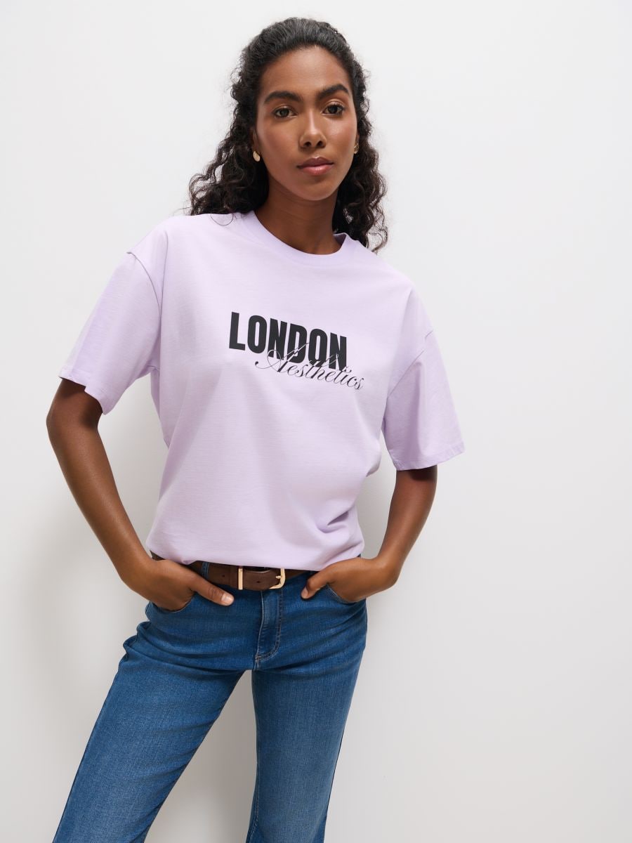 Liliowy t-shirt z nadrukiem