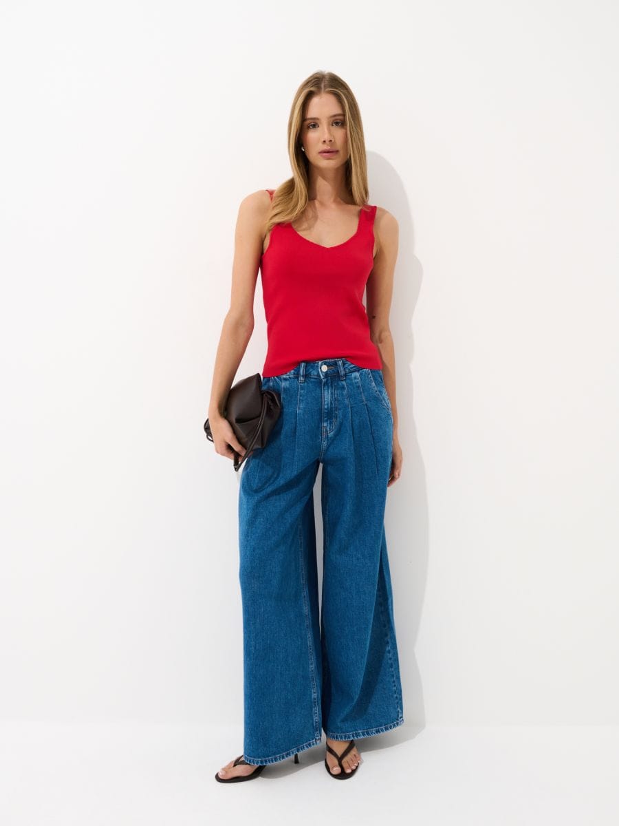 Czarny top na ramiączkach