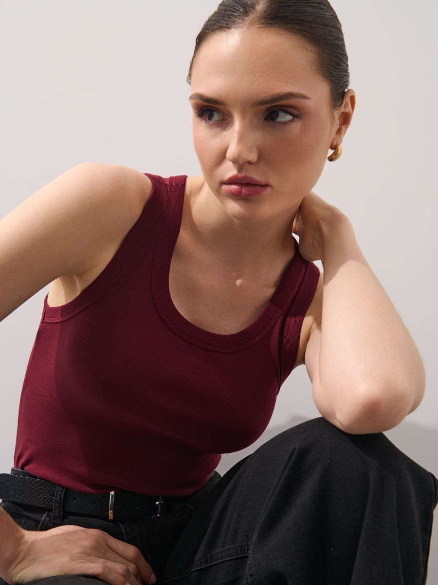 Biały dopasowany top