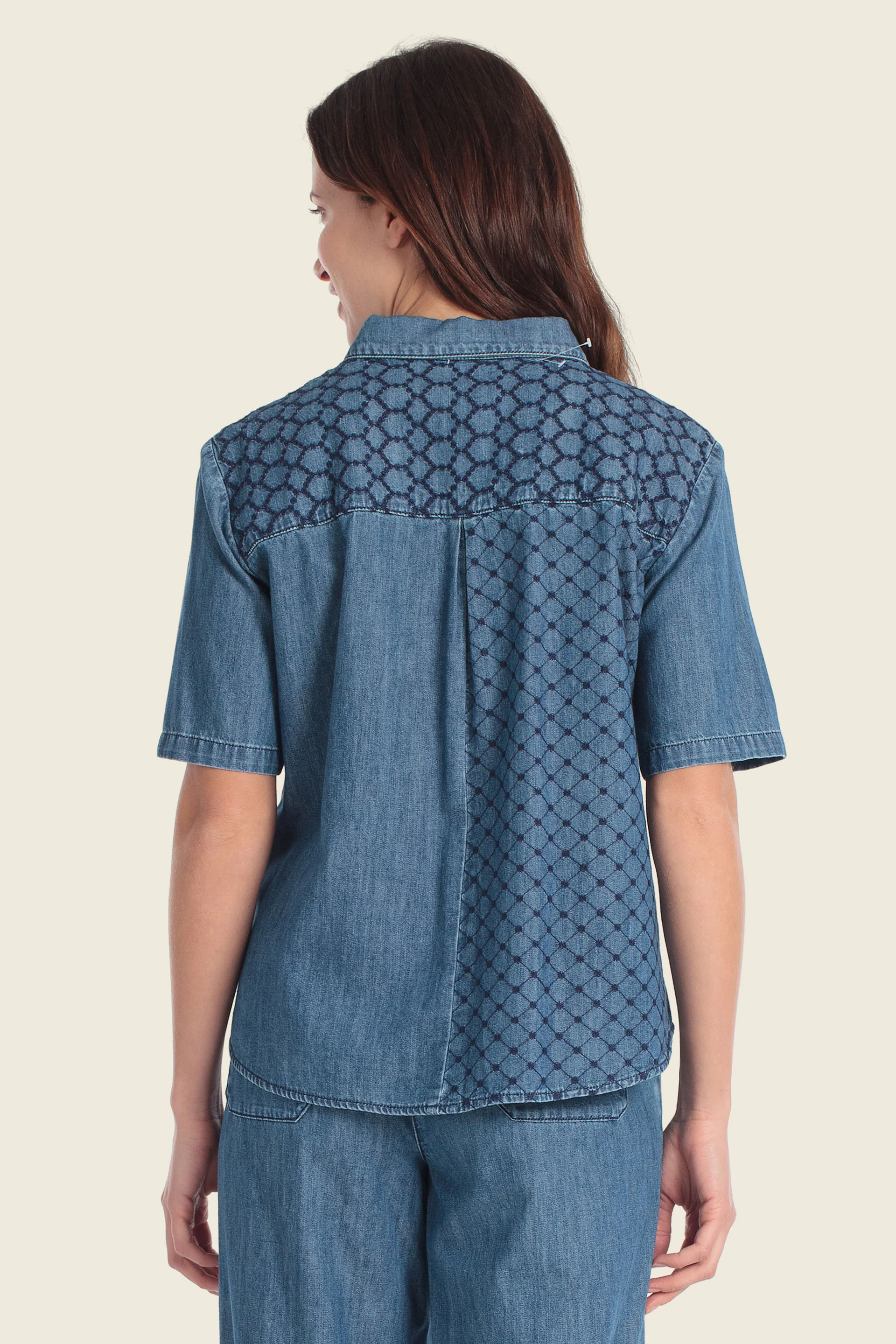 Jeanshemd mit geometrischer Stickerei