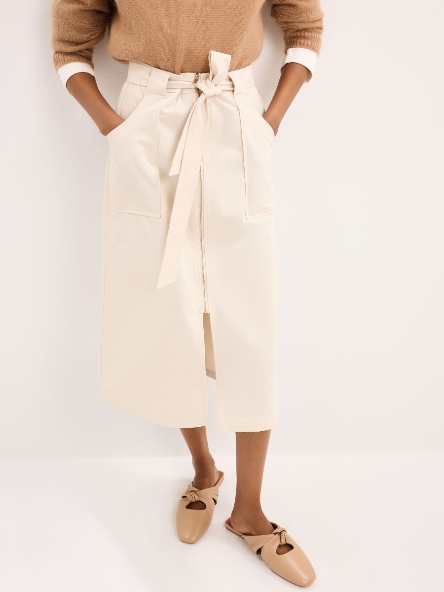 Bawełniana kremowa spódnica midi z wiązaniem