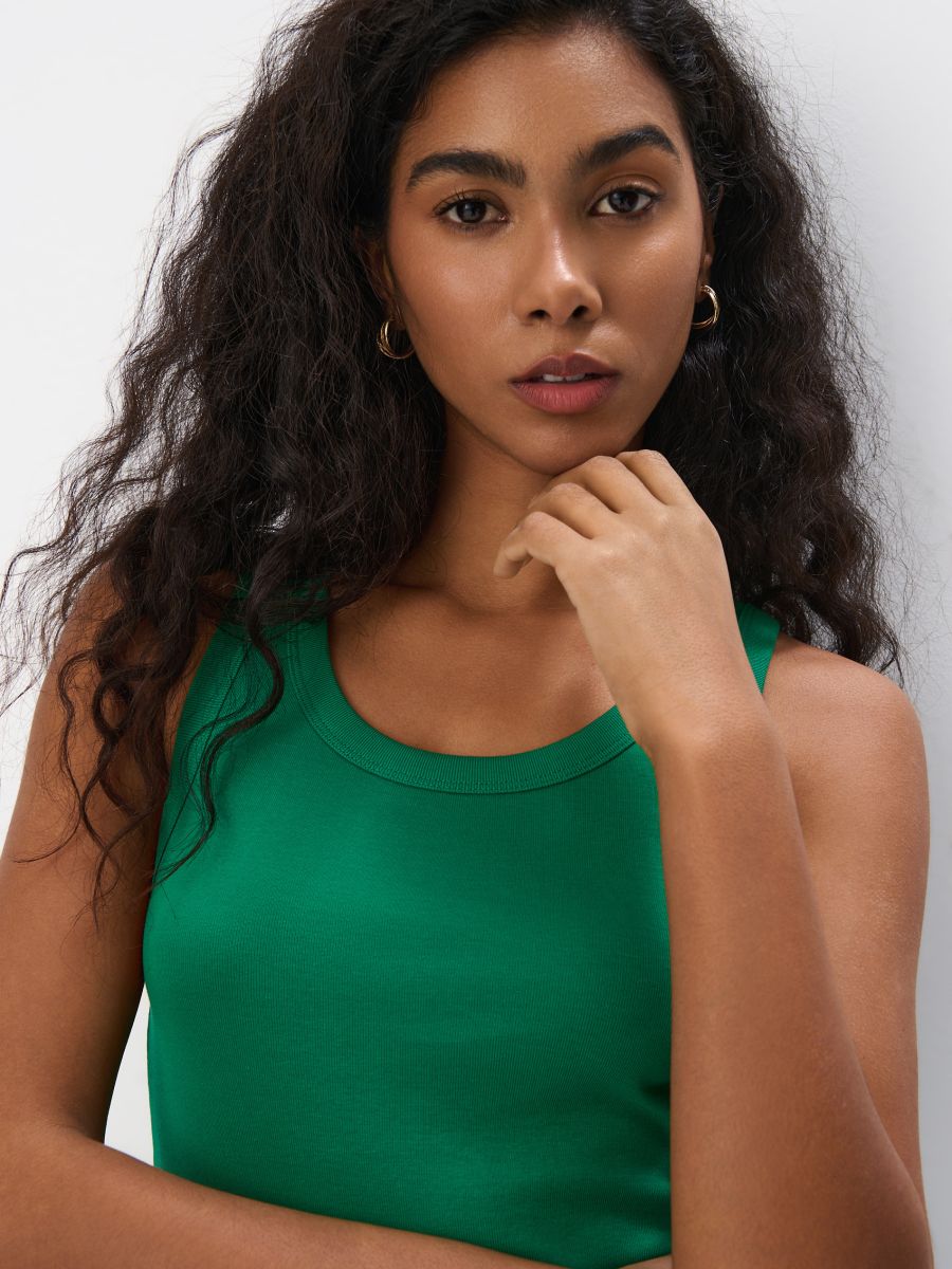 Biały dopasowany top