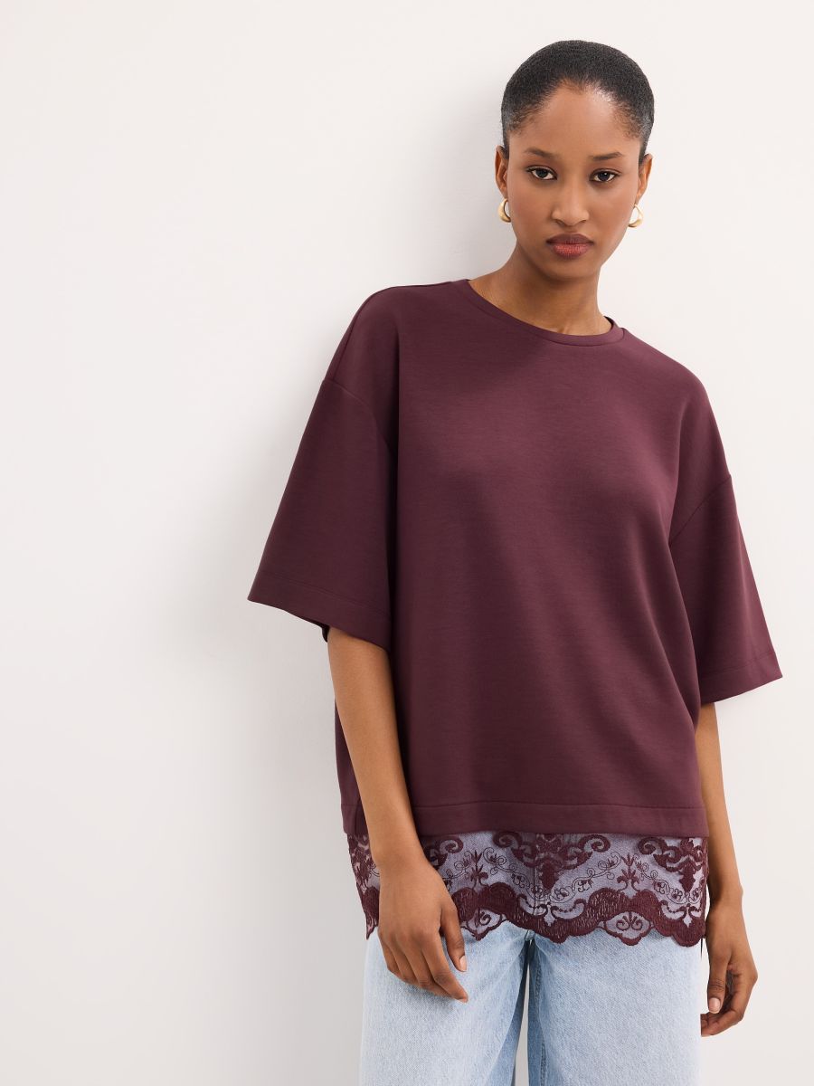 Czarny t-shirt z ozdobną koronką