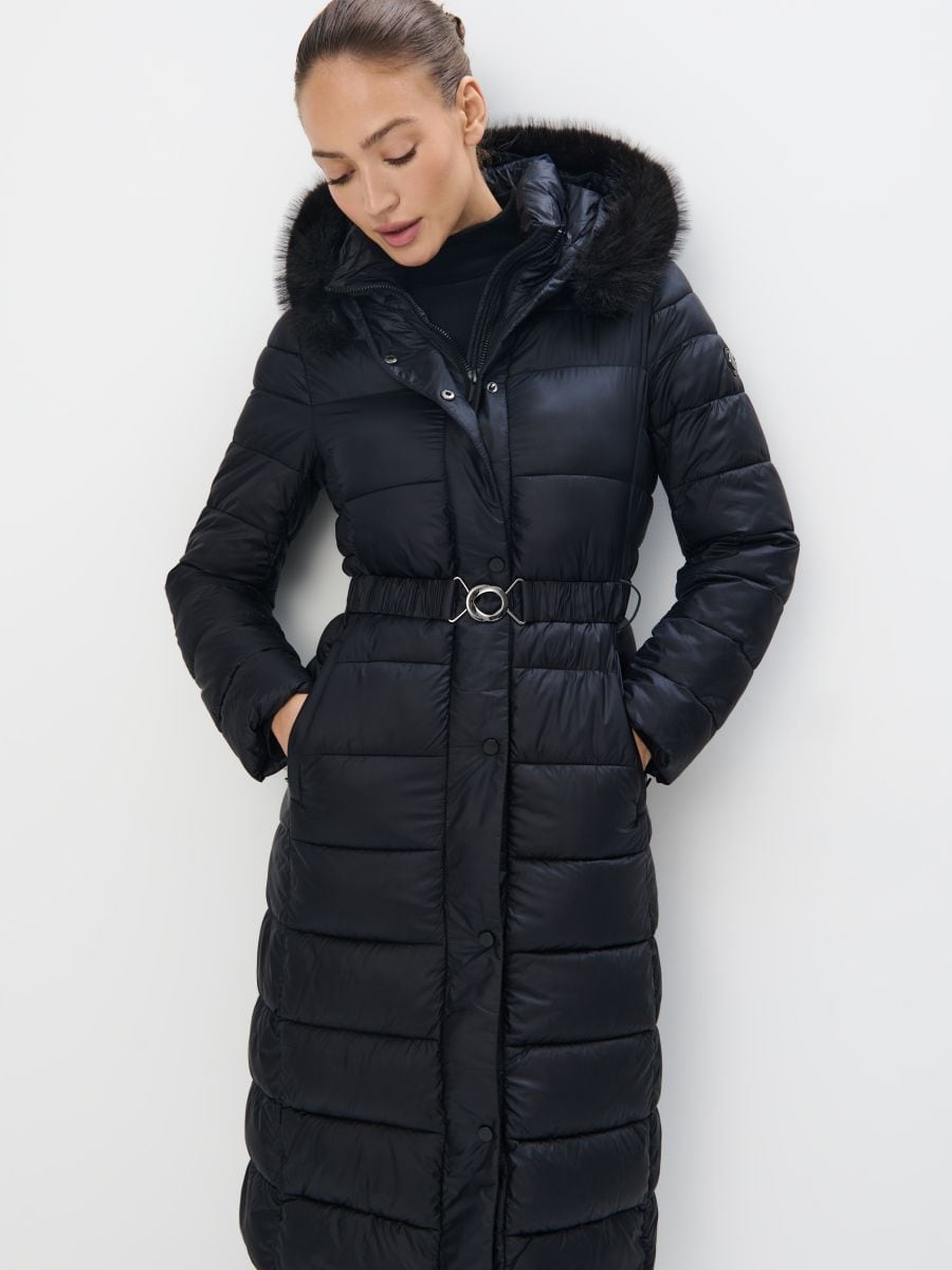 Zimowy beżowy płaszcz