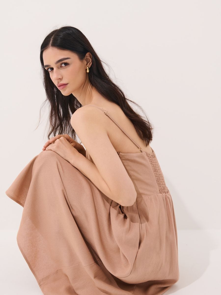 Biała sukienka midi z wiskozy i lnu