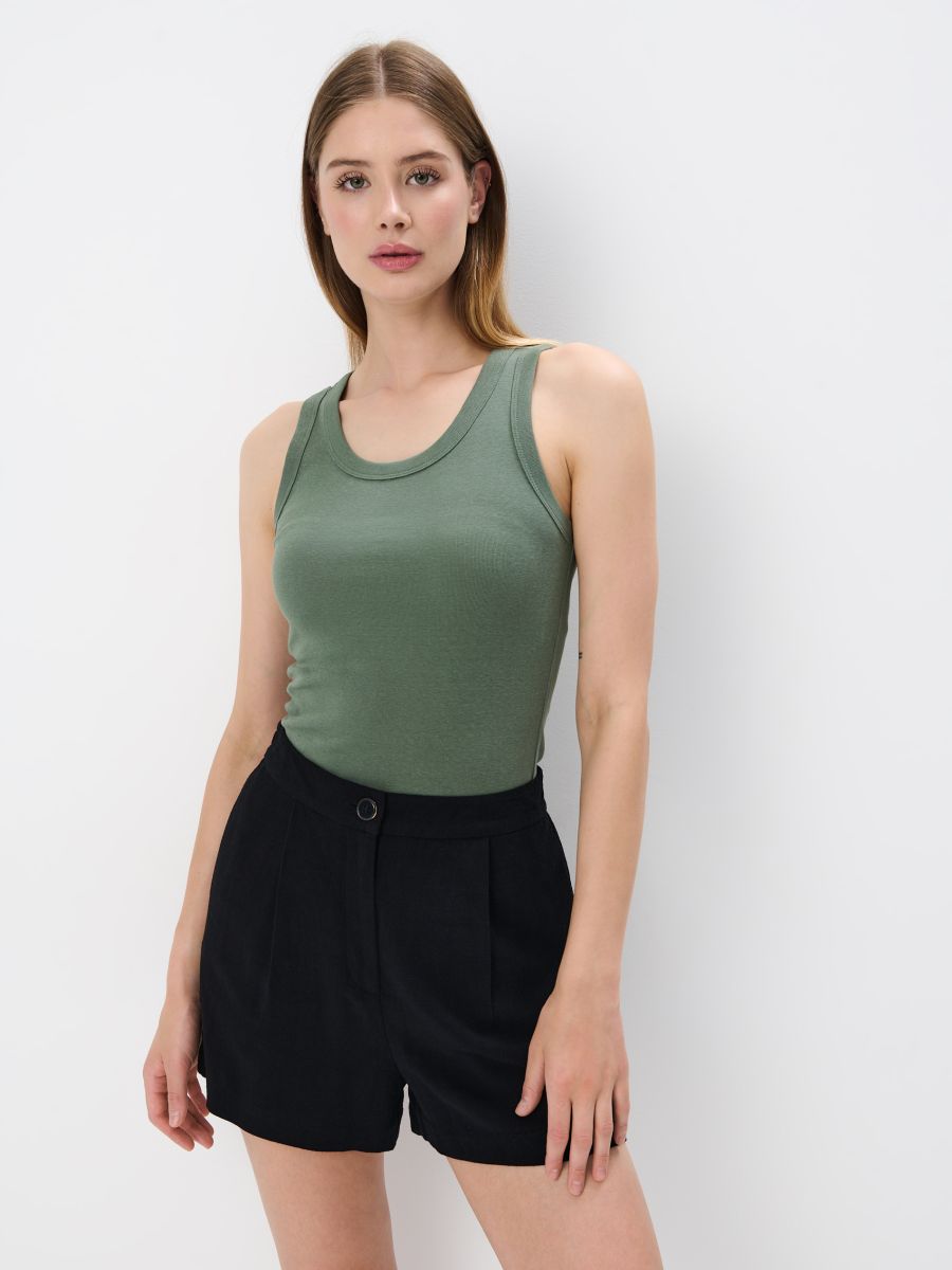 Biały dopasowany top