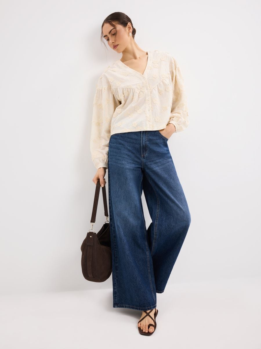 Kremowa bluzka z haftem