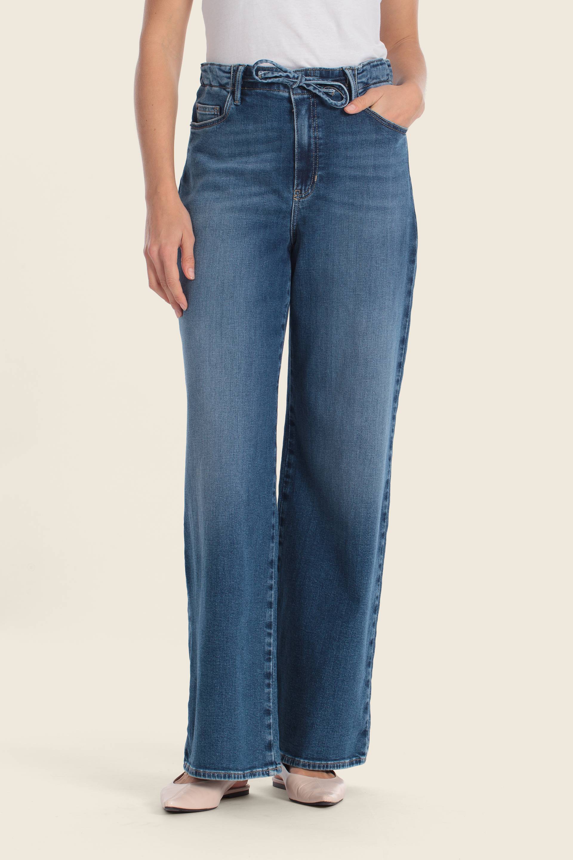Weit geschnittene Jeans mit Kordelzug im Bund
