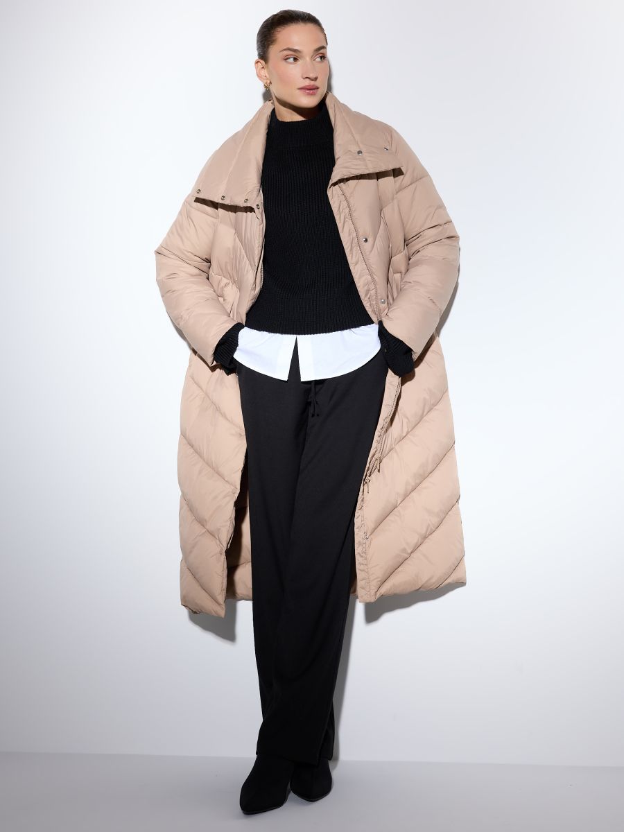 Długi pikowany beżowy płaszcz