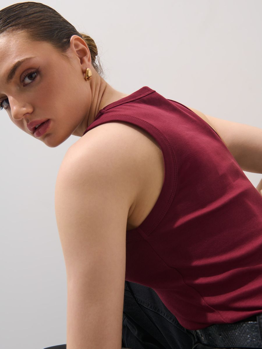 Biały dopasowany top