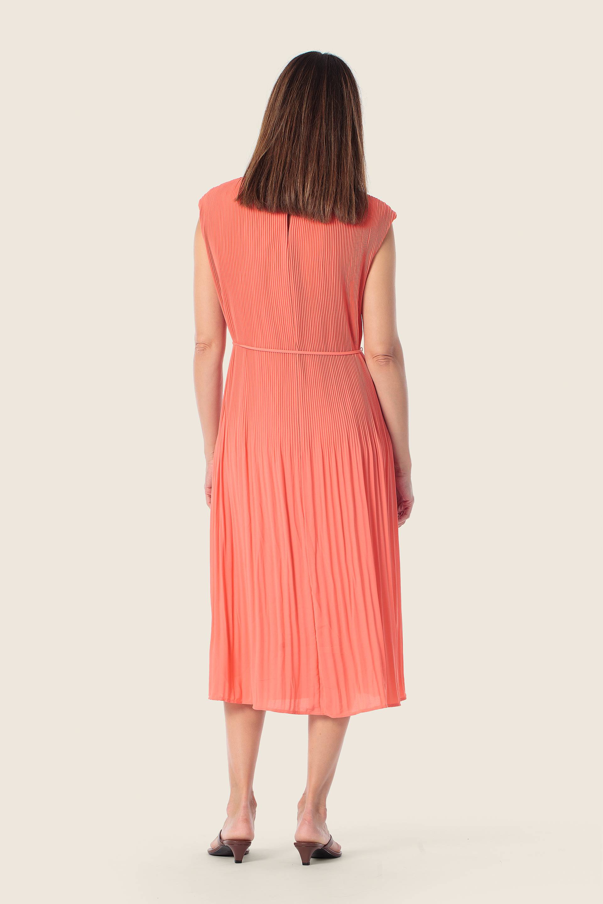 Plisseekleid mit passendem Gürtel