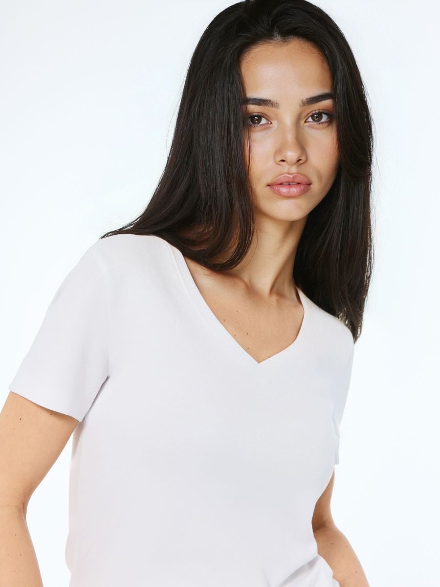 T-shirt z dekoltem V