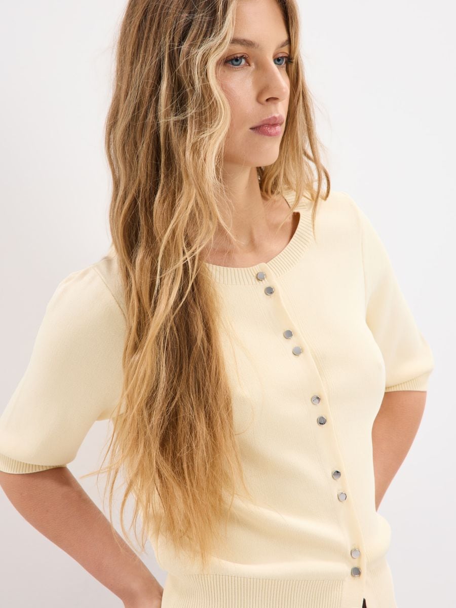 Masełkowy kardigan z krótkimi rękawami