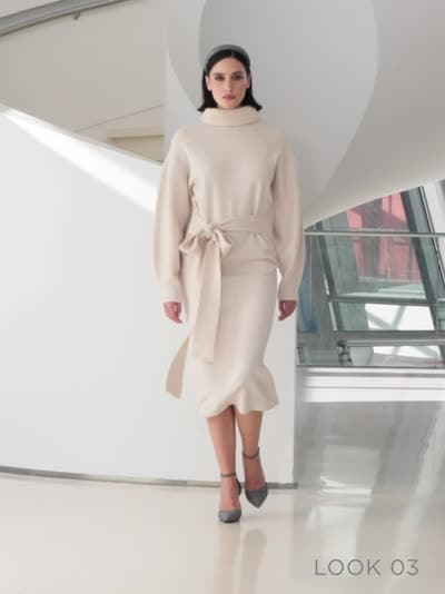 Swetrowa sukienka midi z golfem