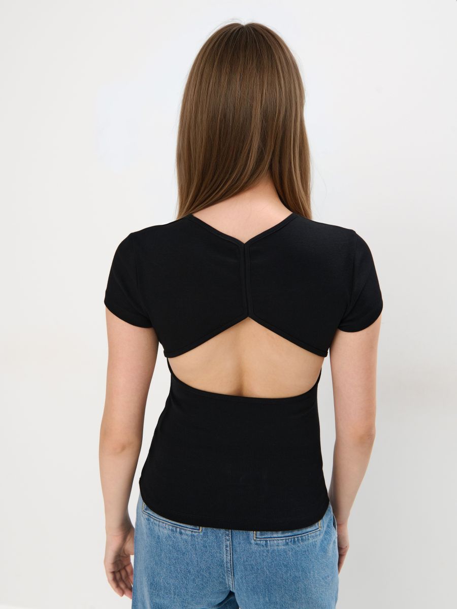 Bluzka z odkrytymi plecami