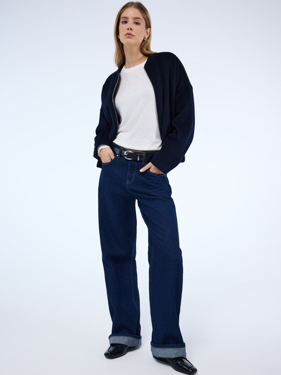 Sweter z ozdobnymi elementami