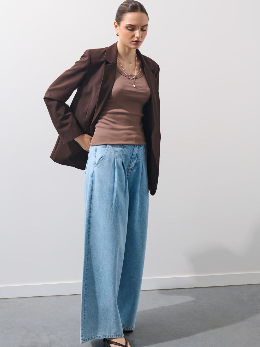 Biały dopasowany top