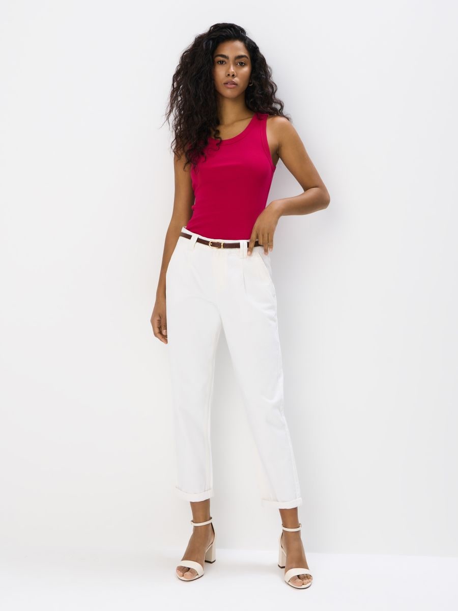 Biały dopasowany top