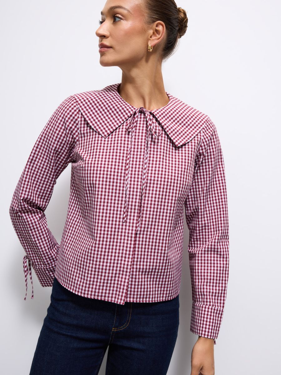 Bluzka z ozdobnym kołnierzem