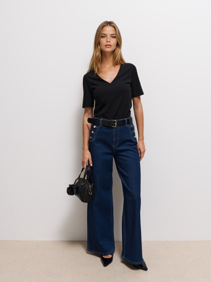 Czarny t-shirt z dekoltem V