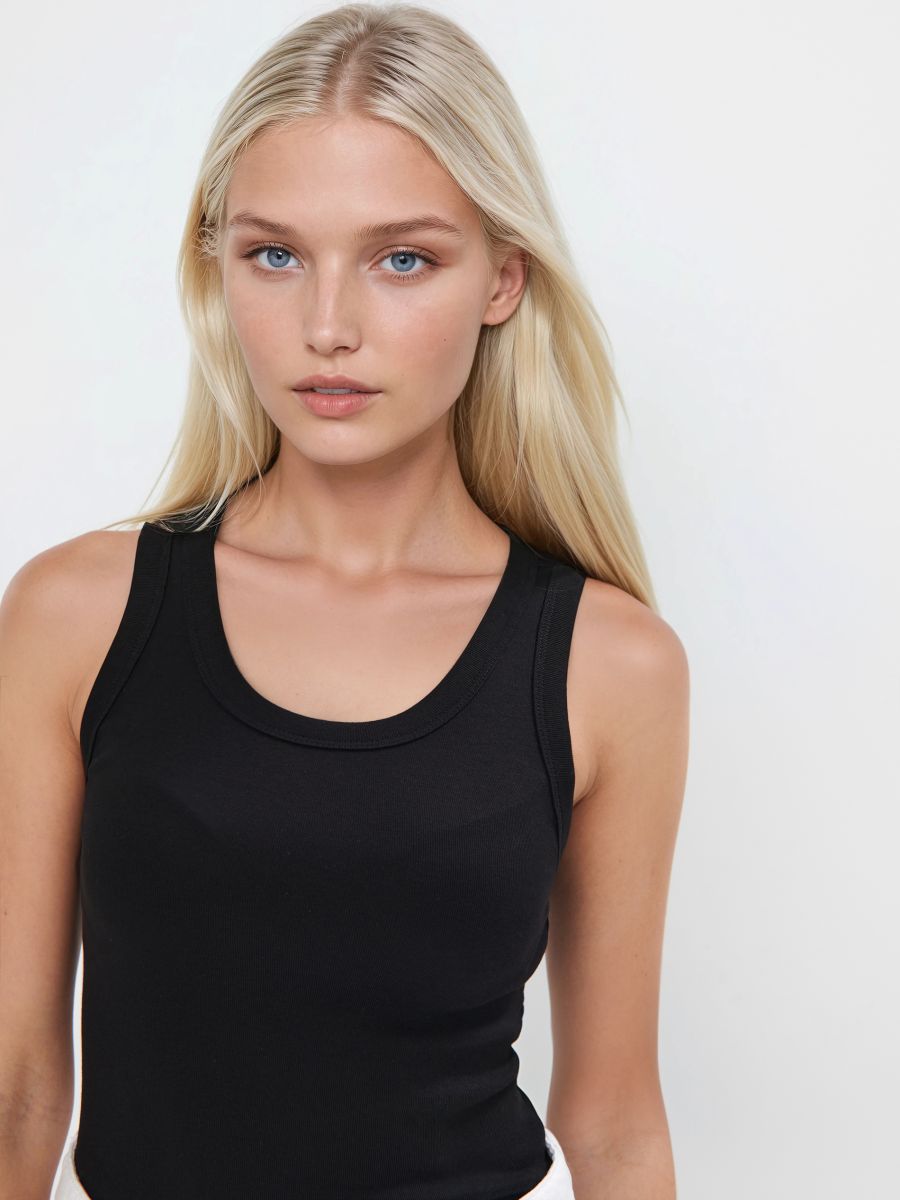 Biały dopasowany top