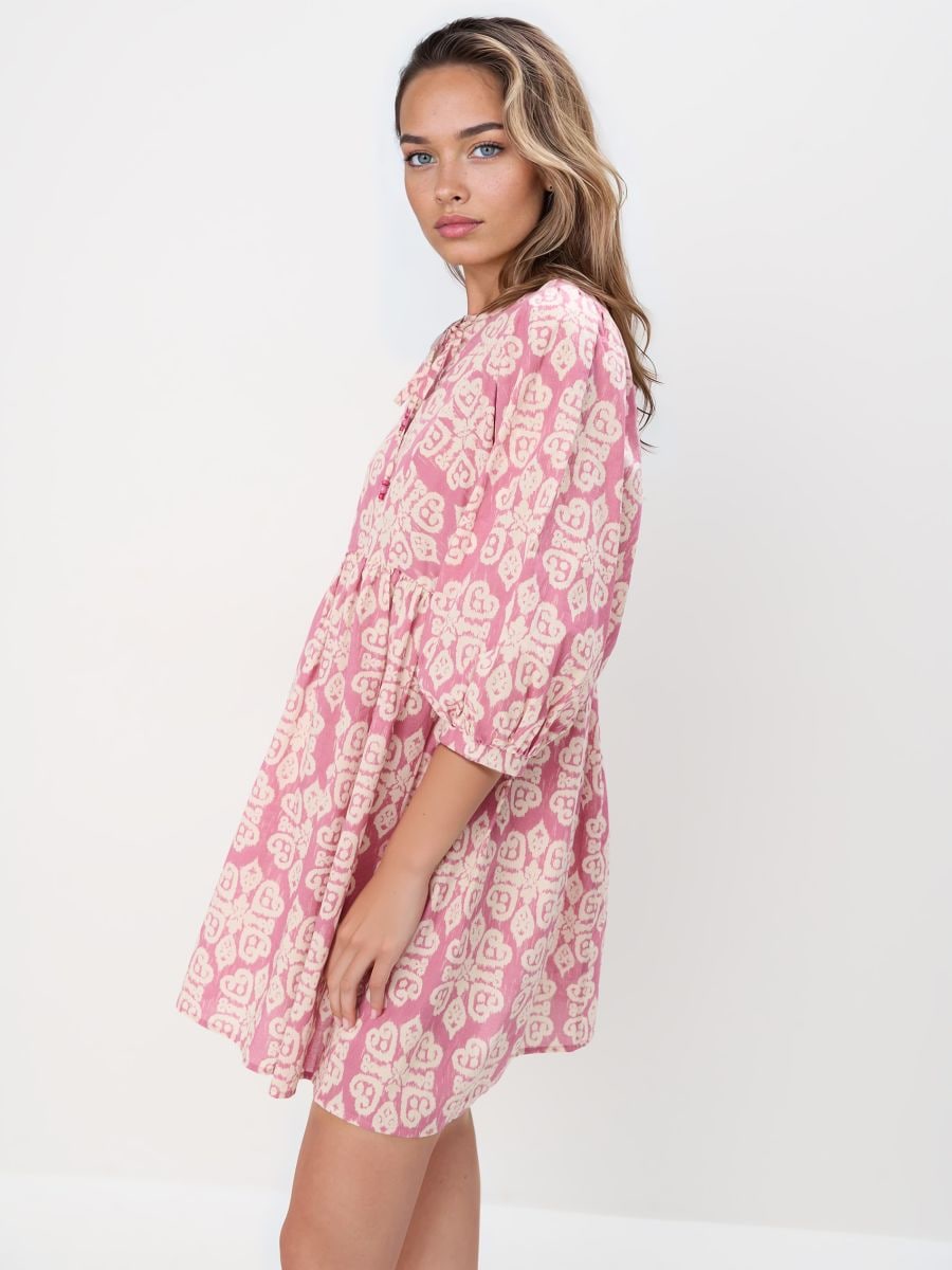 Różowa sukienka plażowa