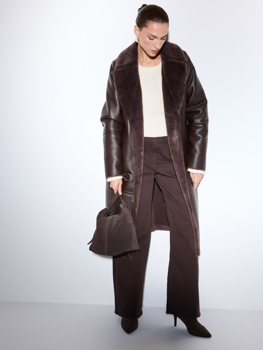 Czekoladowy płaszcz z imitacji skóry