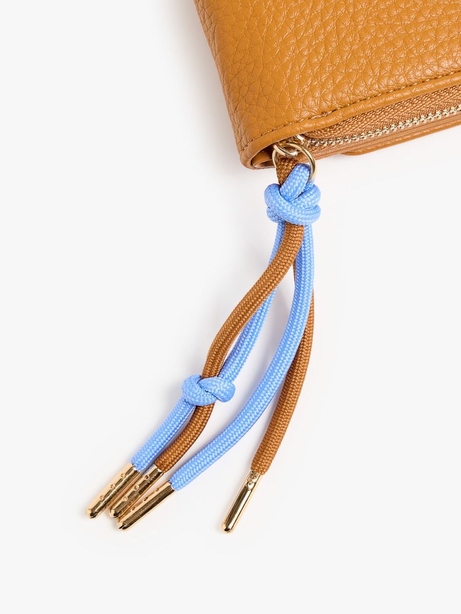 Mały portfel z ozdobnym brelokiem