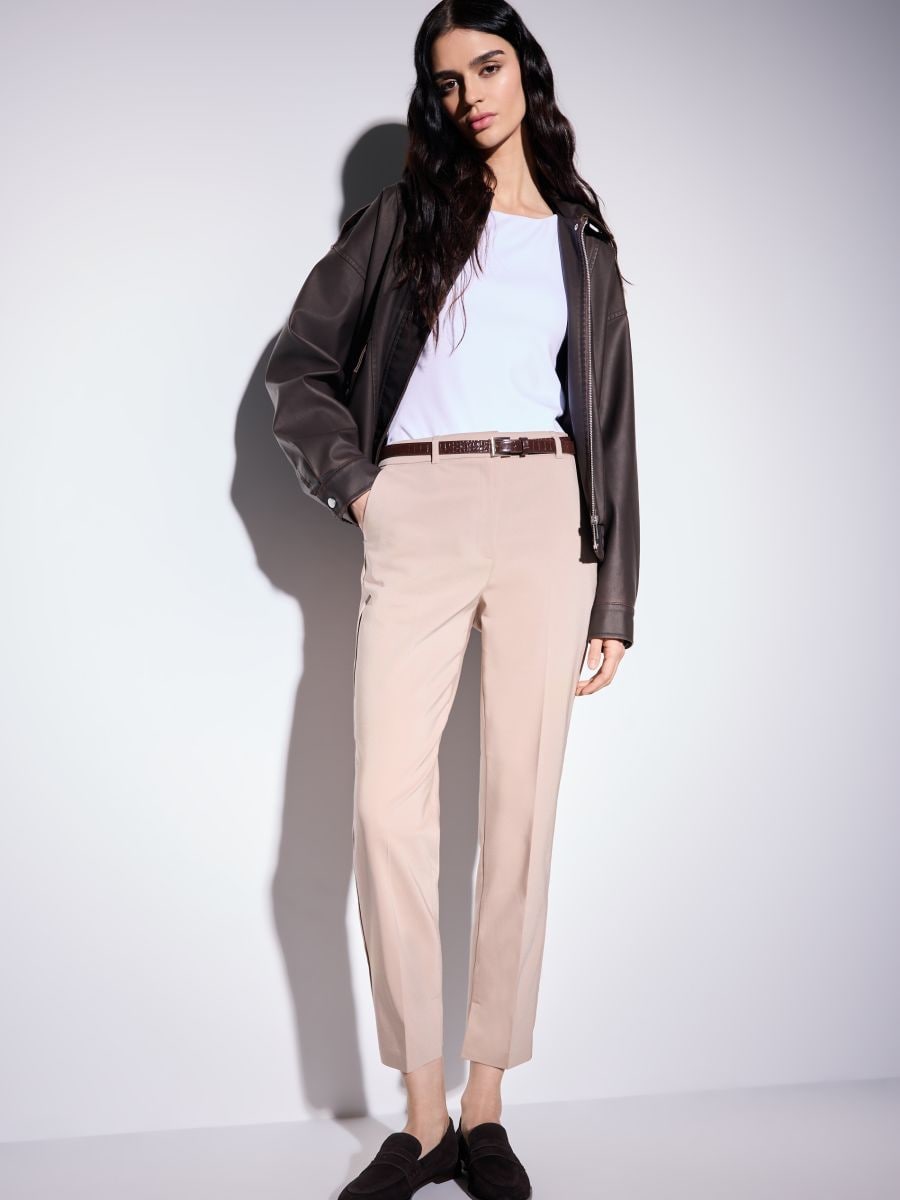 Beżowe spodnie z paskiem