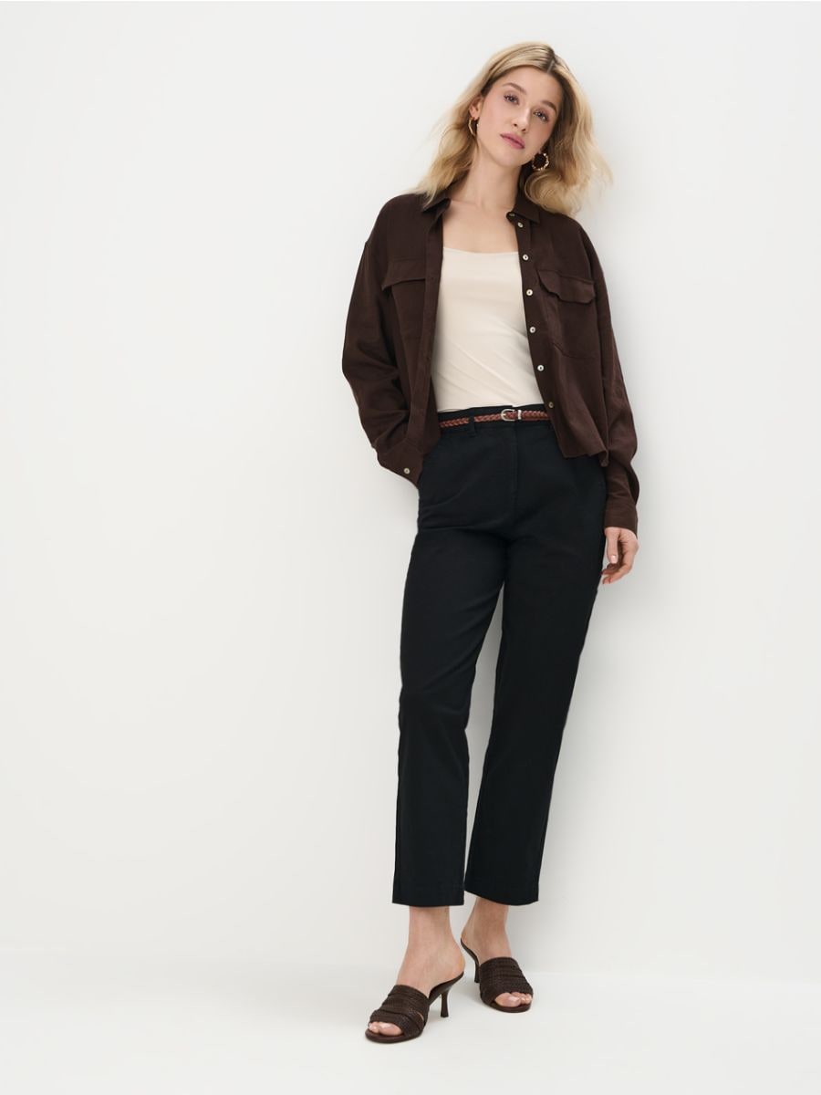 Czarne spodnie chino z paskiem