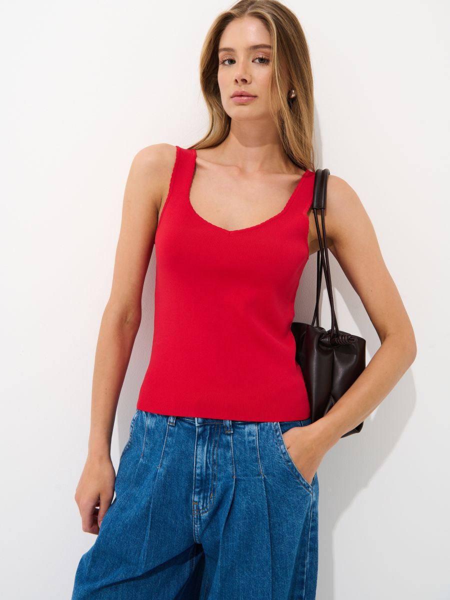 Czerwony top na ramiączkach