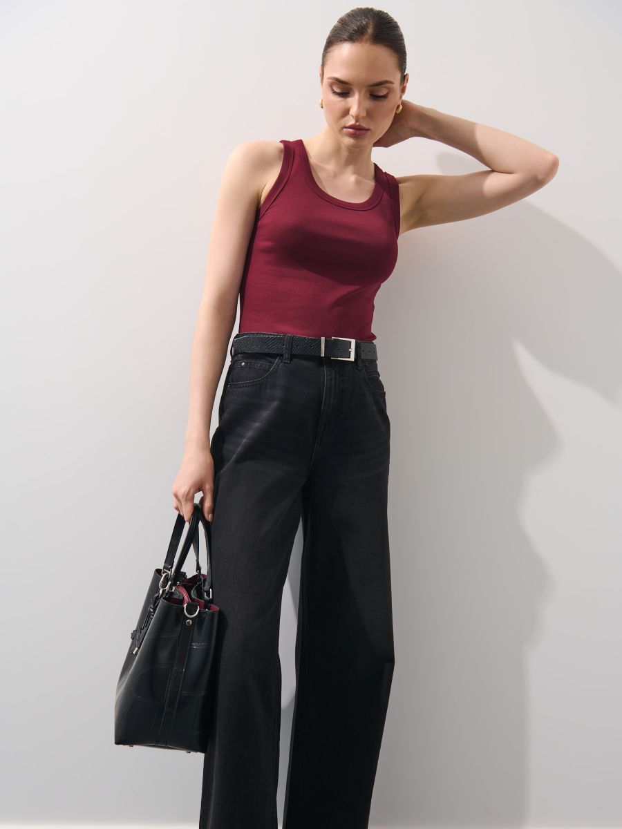 Biały dopasowany top