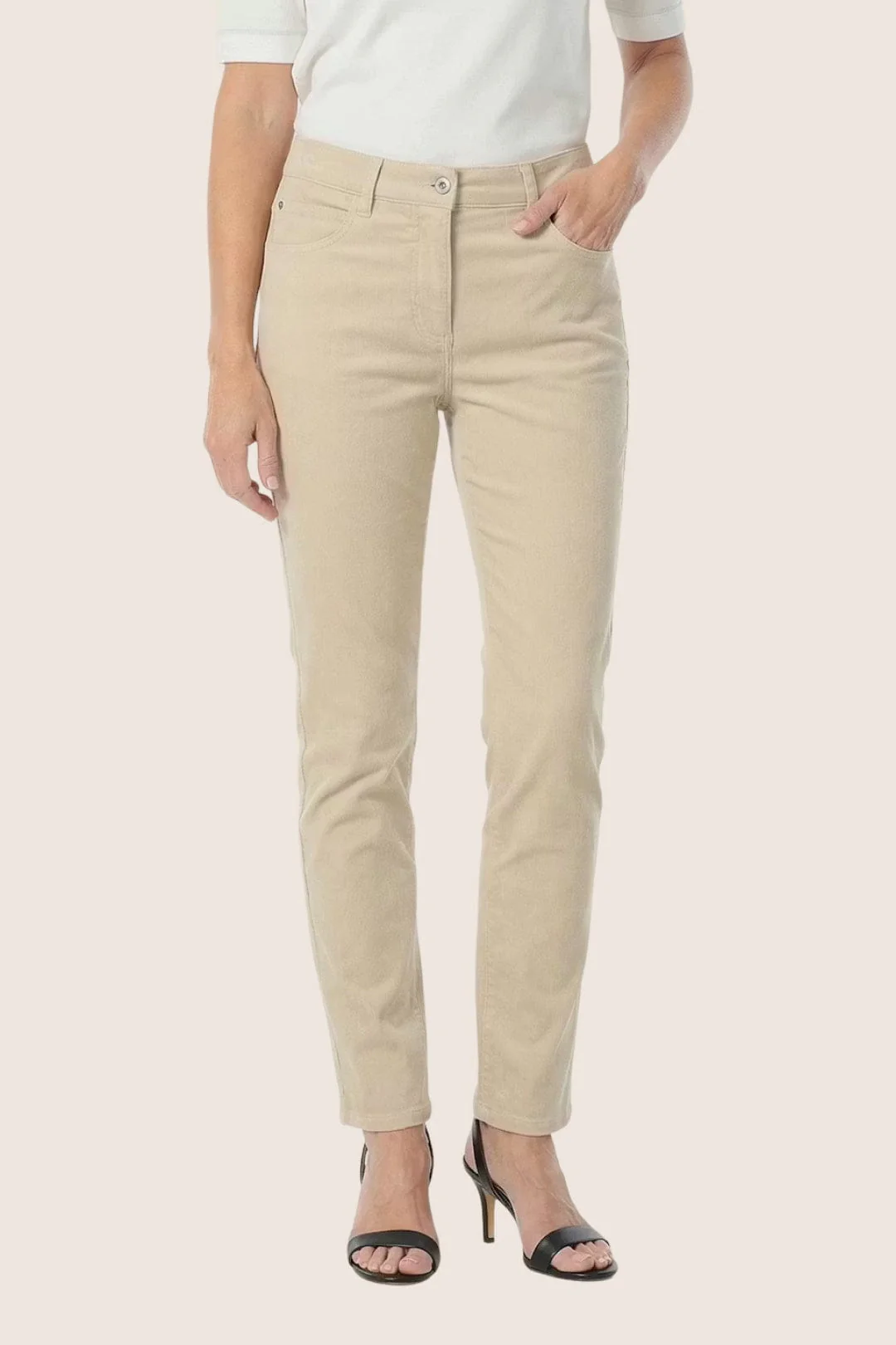 Helle Jeans in klassischem Stil