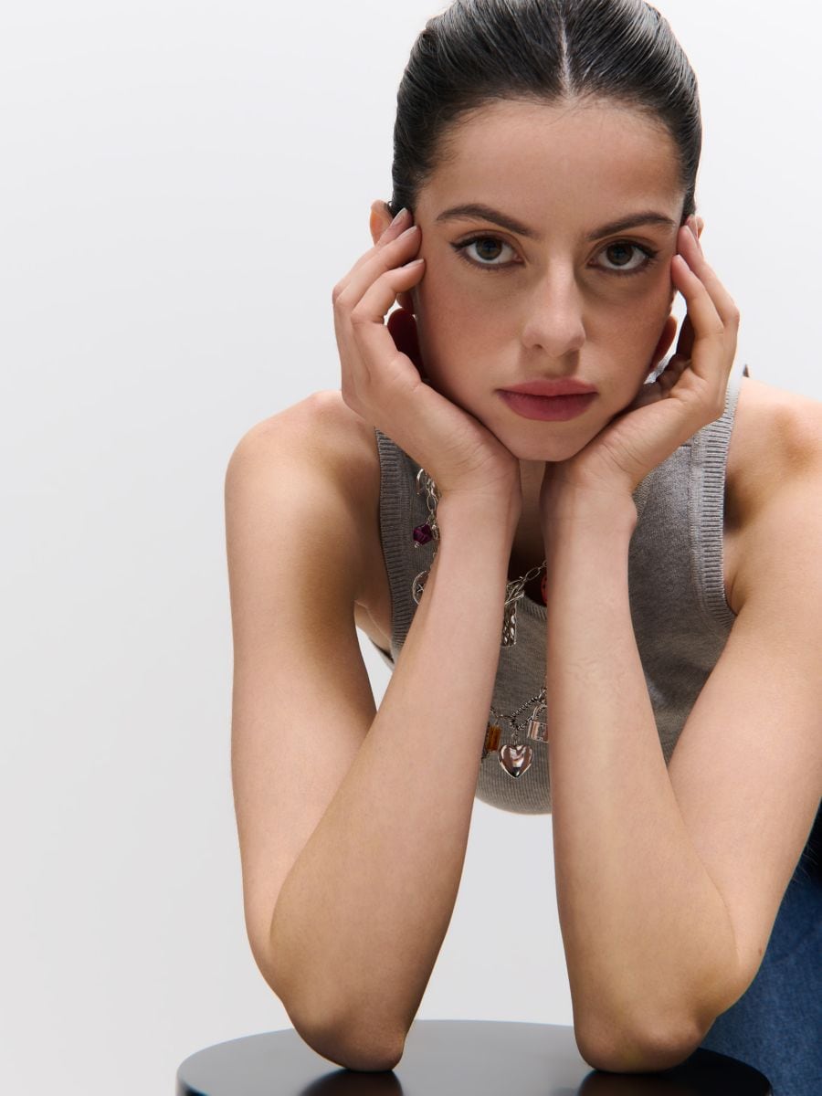 Dopasowany szary top