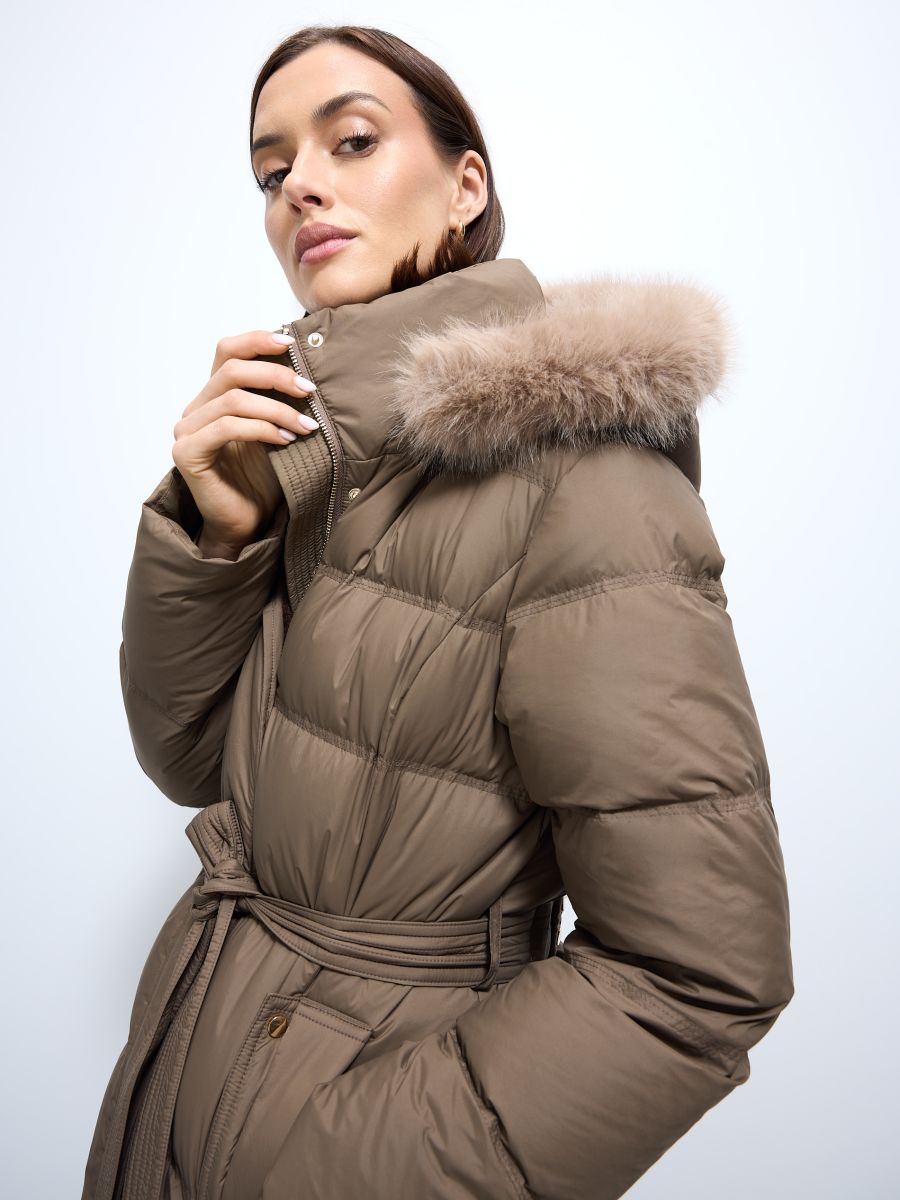 Pikowany płaszcz z naturalnym puchem