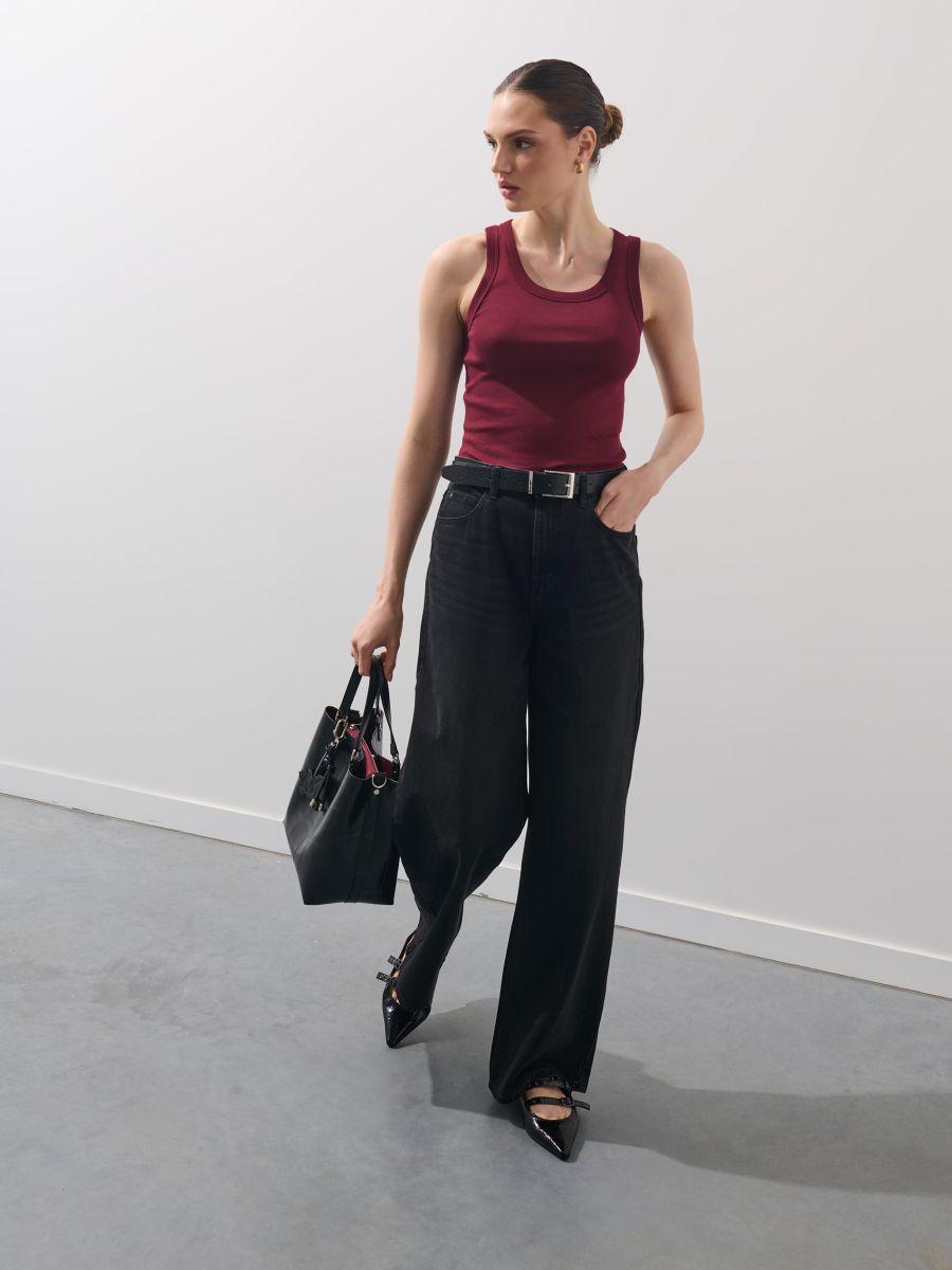 Biały dopasowany top