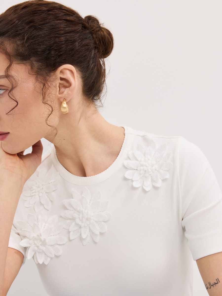 T-shirt z aplikacją 3D