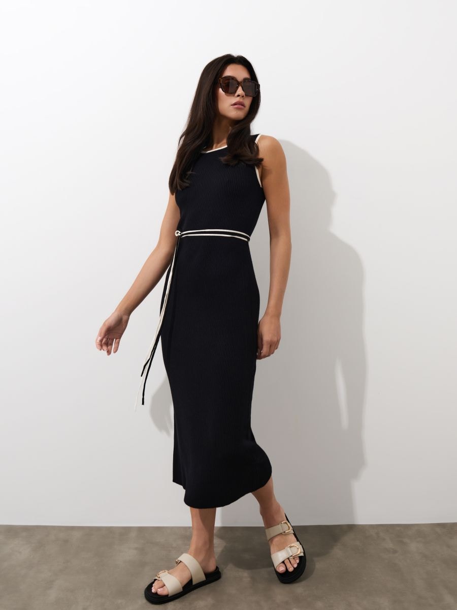 Dopasowana granatowa sukienka midi