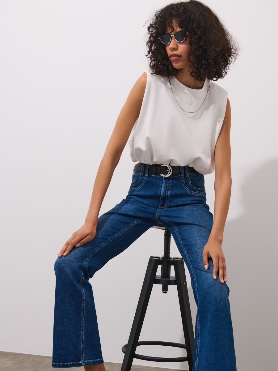 Top z ozdobnym łańcuszkiem