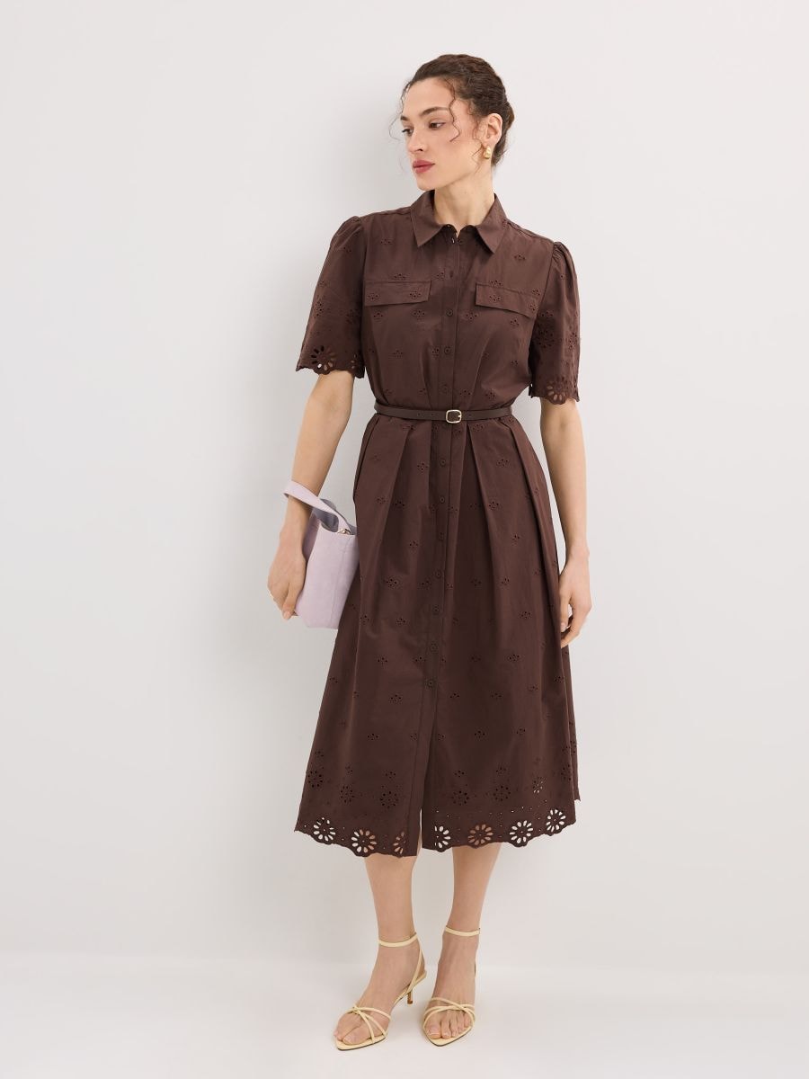 Koszulowa czekoladowa sukienka midi z paskiem