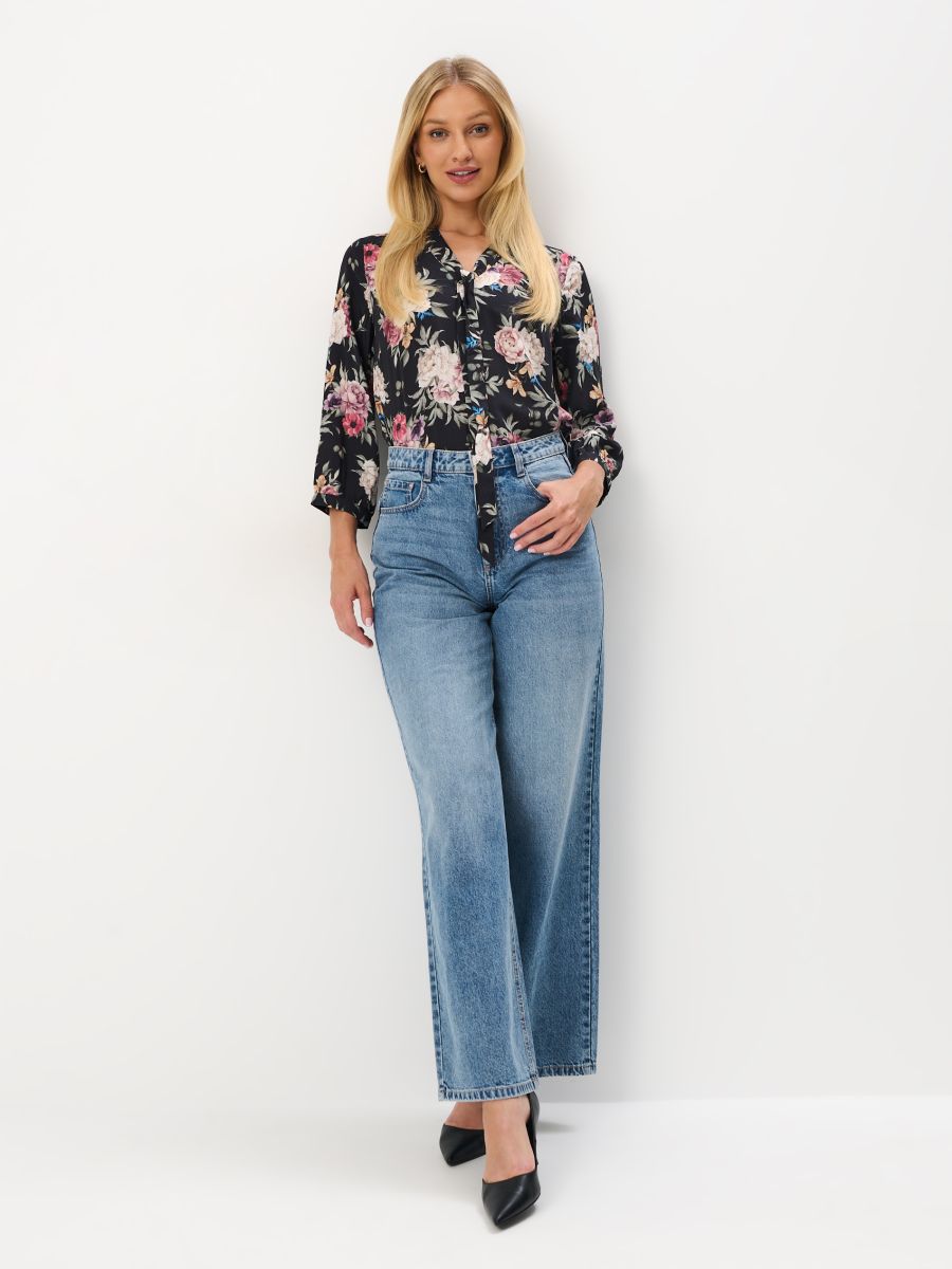 Czarna wiskozowa bluzka w kwiaty