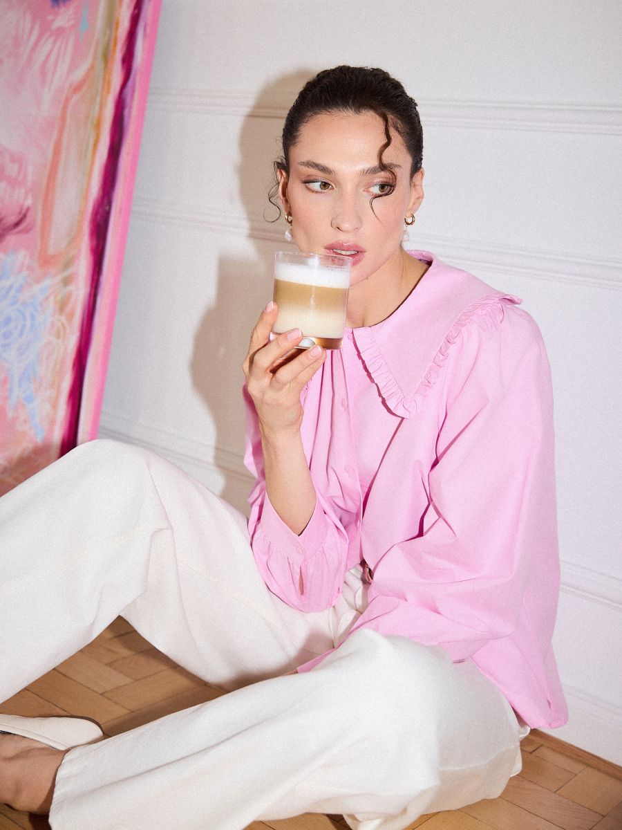 Koszula z ozdobnym kołnierzem