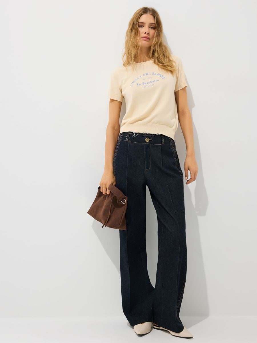 Beżowy sweter z krótkim rękawem